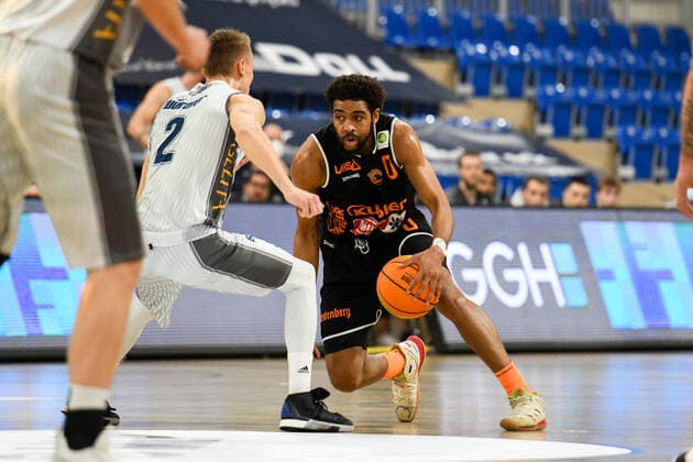 Courtney Stockard (Wiha Panthers Schwenningen) im Zweikampf mit Niklas Wuerzner (MLP Academics Heidelberg), GER, MLP Academics Heidelberg vs. Wiha Panthers Schwenningen, 21.04.2021, 2. Spieltag Play Off 2. Basketball Bundesliga ProA, Spielzeit 2020 2021. GER, MLP Academics Heidelberg vs. Wiha Panthers Schwenningen, 21.04.2021, 2. Spieltag Play Off 2. Basketball Bundesliga ProA, Spielzeit 2020 2021 Heidelberg Copyright: xEibnerxPressefoto MichaelxMemmlerx EP_MMR