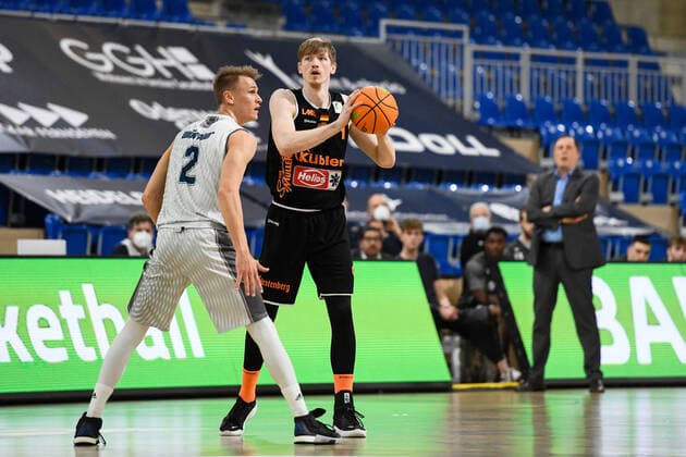 Jonas Niedermanner (Wiha Panthers Schwenningen) im Zweikampf mit Niklas Wuerzner (MLP Academics Heidelberg), GER, MLP Academics Heidelberg vs. Wiha Panthers Schwenningen, 21.04.2021, 2. Spieltag Play Off 2. Basketball Bundesliga ProA, Spielzeit 2020 2021. GER, MLP Academics Heidelberg vs. Wiha Panthers Schwenningen, 21.04.2021, 2. Spieltag Play Off 2. Basketball Bundesliga ProA, Spielzeit 2020 2021 Heidelberg Copyright: xEibnerxPressefoto MichaelxMemmlerx EP_MMR