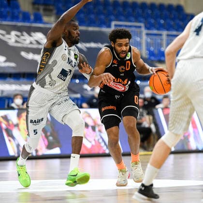 Courtney Stockard (Wiha Panthers Schwenningen) im Zweikampf mit Shyron Ely (MLP Academics Heidelberg), GER, MLP Academics Heidelberg vs. Wiha Panthers Schwenningen, 21.04.2021, 2. Spieltag Play Off 2. Basketball Bundesliga ProA, Spielzeit 2020 2021. GER, MLP Academics Heidelberg vs. Wiha Panthers Schwenningen, 21.04.2021, 2. Spieltag Play Off 2. Basketball Bundesliga ProA, Spielzeit 2020 2021 Heidelberg Copyright: xEibnerxPressefoto MichaelxMemmlerx EP_MMR