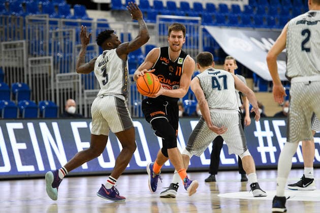 Rytis Pipiras (Wiha Panthers Schwenningen) im Zweikampf mit Shaun Willett (MLP Academics Heidelberg) und Albert Kuppe (MLP Academics Heidelberg), GER, MLP Academics Heidelberg vs. Wiha Panthers Schwenningen, 21.04.2021, 2. Spieltag Play Off 2. Basketball Bundesliga ProA, Spielzeit 2020 2021. GER, MLP Academics Heidelberg vs. Wiha Panthers Schwenningen, 21.04.2021, 2. Spieltag Play Off 2. Basketball Bundesliga ProA, Spielzeit 2020 2021 Heidelberg Copyright: xEibnerxPressefoto MichaelxMemmlerx EP_MMR