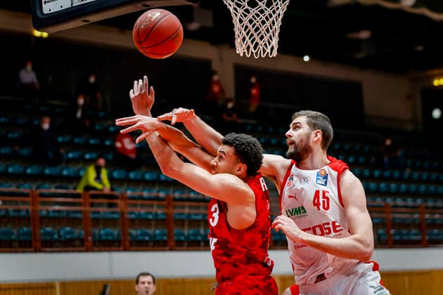 rechts David Kravish (Brose Bamberg, 45) links Tyson Ward (s.oliver Würzburg, 03) s.oliver Würzburg Wuerzburg - Brose Bamberg, easyCredit Basketball Bundesliga, Saison 2020-2021, 22. Spieltag, Bayreuth, Germany, Oberfrankenhalle, 20.04.2021 -
