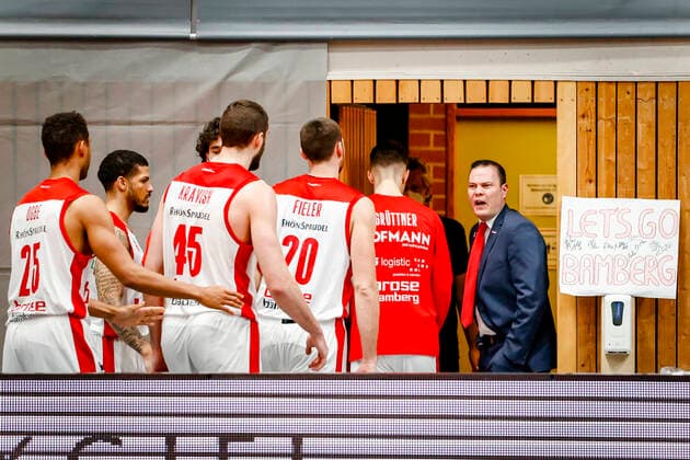 rechts Headcoach Johan Roijakkers (Brose Bamberg) schreit sein Team auf dem Weg in die Kabine an, nachdem Bamberg einen 35:21-Vorsprung bis zur Pause (47:46) nnähernd verspielt hat s.oliver Würzburg Wuerzburg - Brose Bamberg, easyCredit Basketball Bundesliga, Saison 2020-2021, 22. Spieltag, Bayreuth, Germany, Oberfrankenhalle, 20.04.2021 -
