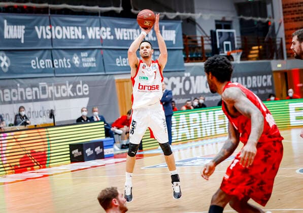 links Dominic Lockhart (Brose Bamberg, 03) s.oliver Würzburg Wuerzburg - Brose Bamberg, easyCredit Basketball Bundesliga, Saison 2020-2021, 22. Spieltag, Bayreuth, Germany, Oberfrankenhalle, 20.04.2021 -