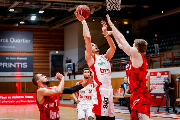Mitte Dominic Lockhart (Brose Bamberg, 03 links Alex King (s.oliver Würzburg, 77) rechts Florian Koch (s.oliver Würzburg, 21) s.oliver Würzburg Wuerzburg - Brose Bamberg, easyCredit Basketball Bundesliga, Saison 2020-2021, 22. Spieltag, Bayreuth, Germany, Oberfrankenhalle, 20.04.2021 -