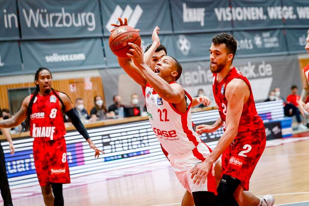 Mitte Devon Hall (Brose Bamberg, 22) rechts Brekkott Chapman (s.oliver Würzburg, 02) s.oliver Würzburg Wuerzburg - Brose Bamberg, easyCredit Basketball Bundesliga, Saison 2020-2021, 22. Spieltag, Bayreuth, Germany, Oberfrankenhalle, 20.04.2021 -
