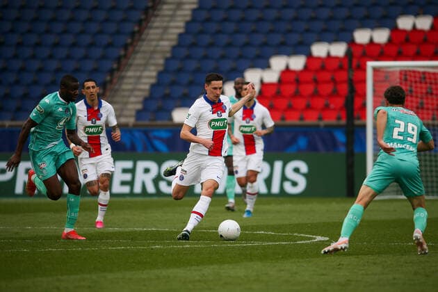 21.04.2021 Frankreich, Paris Coupe de France 20 21 Viertelfinale Paris Saint-Germain - Angers SCO v.l., Ibrahim Amadou (Angers SCO), Julian Draxler (Paris Saint-Germain), Vincent Manceau (Angers SCO) Foto: Antonio Borga Copyright: AntonioxBorga