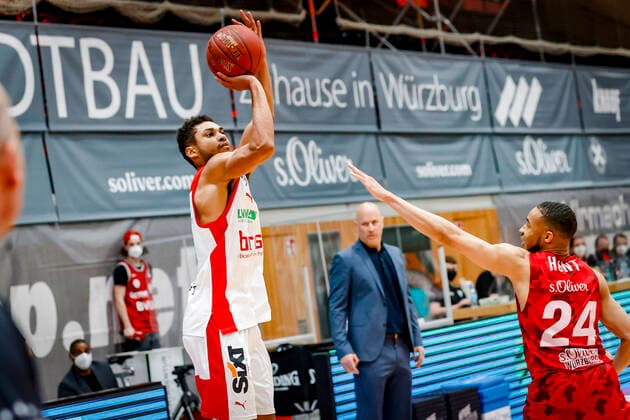 links Kenneth Ogbe (Brose Bamberg, 25) rechts Cameron Hunt (s.oliver Würzburg, 24) s.oliver Würzburg Wuerzburg - Brose Bamberg, easyCredit Basketball Bundesliga, Saison 2020-2021, 22. Spieltag, Bayreuth, Germany, Oberfrankenhalle, 20.04.2021 -