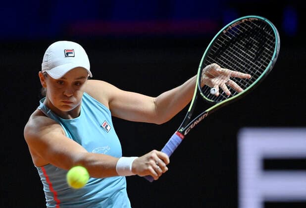 Ashleigh Barty (AUS) Aktion Achtelfinale Tennis Damen Porsche-Cup Porsche Tennis Grand Prix GP Stuttgart 2021 Porsche-Arena 21.04.2021 Porsche Tennis Grand Prix Stuttgart 2021