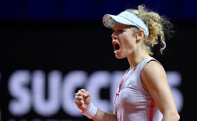Laura SIEGEMUND (GER) Aktion jubelt über Punktgewinn Faust Gestik, Geste vor Bandenwerbung SUCCESS ERFOLG Achtelfinale Tennis Damen Porsche-Cup Porsche Tennis Grand Prix GP Stuttgart 2021 Porsche-Arena 21.04.2021 Porsche Tennis Grand Prix Stuttgart 2021