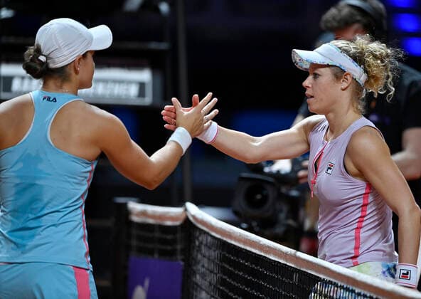 Sport Bilder des Tages Laura SIEGEMUND (GER) (rechts) gratuliert Ashleigh Barty (AUS) nach dem Match Gestik, Geste Achtelfinale Tennis Damen Porsche-Cup Porsche Tennis Grand Prix GP Stuttgart 2021 Porsche-Arena 21.04.2021 Porsche Tennis Grand Prix Stuttgart 2021