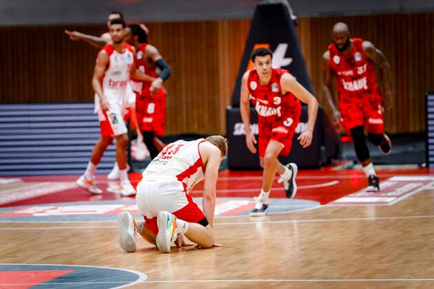 vorne am Boden Christian Sengfelder (Brose Bamberg, 43) s.oliver Würzburg Wuerzburg - Brose Bamberg, easyCredit Basketball Bundesliga, Saison 2020-2021, 22. Spieltag, Bayreuth, Germany, Oberfrankenhalle, 20.04.2021 -