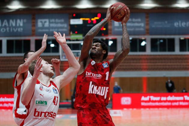 Deutschland , Wuerzburg, s.Oliver Arena , 21.04.2021, emspor, emonline, despor, deonline, s.Oliver Wuerzburg vs. Brose Bamberg, easyCredit BBL, 22. Spieltag Bild: v. l. Copyright: HMBxMedia JulienxBecker