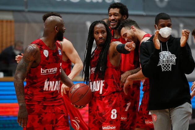 Deutschland , Wuerzburg, s.Oliver Arena , 21.04.2021, emspor, emonline, despor, deonline, s.Oliver Wuerzburg vs. Brose Bamberg, easyCredit BBL, 22. Spieltag Bild: v. l. Copyright: HMBxMedia JulienxBecker