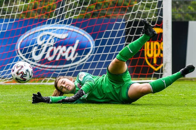 Franziska Maier (Torwart FC Ingolstadt, 1) pariert den Ball, Parade, Glanzparade, hält den Ball, Action, Aktion, 21.04.2021, Köln (Deutschland), Fussball, 2. Frauen-Bundesliga Süd, 1. FC Köln - FC Ingolstadt, DFB DFL REGULATIONS PROHIBIT ANY USE OF PHOTOGRAPHS AS IMAGE SEQUENCES AND OR QUASI-VIDEO.
