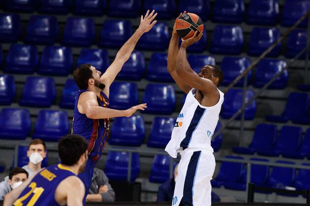 April 21, 2021, Barcelona, Spain: Will Thomas of Zenit St Petersburg in action with Nikola Mirotic of FC Barcelona, Barca during the Turkish Airlines EuroLeague match between FC Barcelona and Zenit San Petersbourg at Palau Blaugrana in Barcelona, Spain. Barcelona Spain - ZUMAd159 20210421_zia_d159_019 Copyright: xDavidxRamirezx