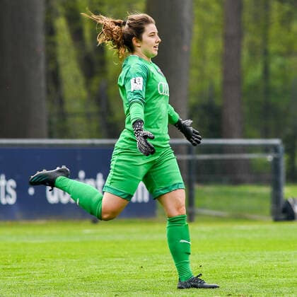 Franziska Maier (Torwart FC Ingolstadt, 1) reklamiert, beschwert sich, beschweren, meckern, pessimistisch, Action, Aktion, Freisteller, Ganzkörper, Einzelbild, Aktion, Action, 21.04.2021, Köln (Deutschland), Fussball, 2. Frauen-Bundesliga Süd, 1. FC Köln - FC Ingolstadt, DFB DFL REGULATIONS PROHIBIT ANY USE OF PHOTOGRAPHS AS IMAGE SEQUENCES AND OR QUASI-VIDEO.
