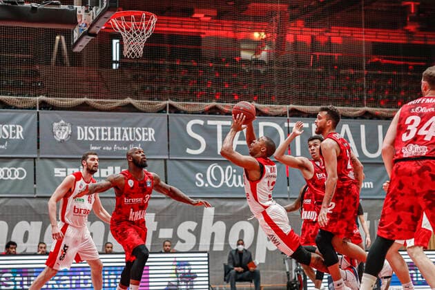 Mitte Devon Hall (Brose Bamberg, 22) rechts Brekkott Chapman (s.oliver Würzburg, 02) s.oliver Würzburg Wuerzburg - Brose Bamberg, easyCredit Basketball Bundesliga, Saison 2020-2021, 22. Spieltag, Bayreuth, Germany, Oberfrankenhalle, 20.04.2021 -
