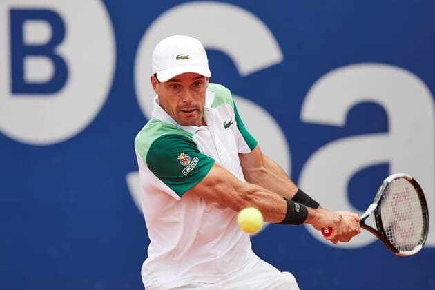 Spanish tennis player Roberto Bautista in action against Italian tennis player Jannik Sinner during the Barcelona Open Banc Sabadell - Conde de Godo tournament round of 16 match in Barcelona, Spain, 22 April 2021. Roberto Bautista vs Jannik Sinner !ACHTUNG: NUR REDAKTIONELLE NUTZUNG!  Copyright: xAlejandroxGarcíax GRAFCAT1849 20210422-637546971011857343