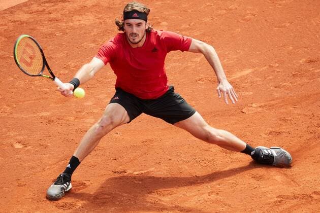 Sport Bilder des Tages Greek tennis player Stefanos Tsitsipas in action against Australian tennis player Alex de Minaur during the Barcelona Open Banc Sabadell - Conde de Godo tournament round of 16 tennis match in Barcelona, Spain, 22 April 2021. Stefanos Tsitsipas vs Alex de Minaur !ACHTUNG: NUR REDAKTIONELLE NUTZUNG!  Copyright: xAlejandroxGarcíax GRAFCAT1875 20210422-637547041771228591