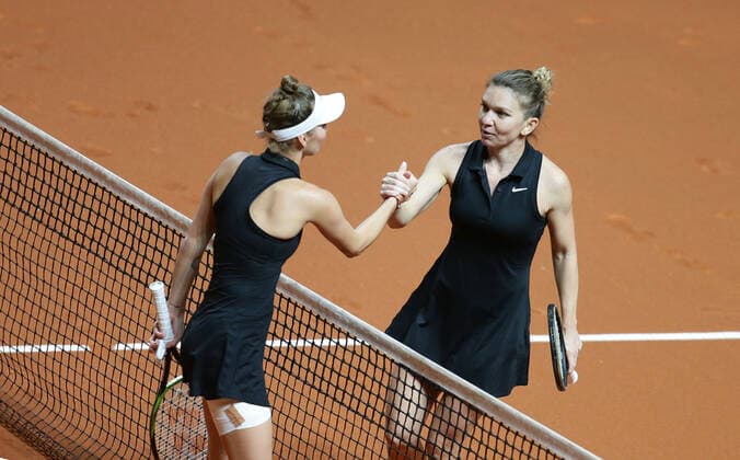 Stuttgart , Porsche Tennis Grand Prix Stuttgart 2021 , von links: Marketa VONDROUSOVA (CZE) Simona HALEP (ROU)