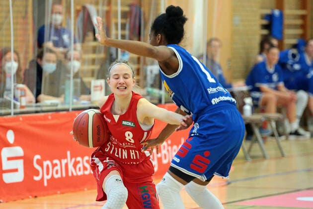 22.04.2021, xovx, Basketball Damen Bundesliga - Playoffs Spiel um Platz 3, Spiel 1, BC pharmaserv Marburg - Herner TC v.l. Jule Groll (Herner TC), Tonisha Baker (BC Pharmaserv Marburg) Marburg Sporthalle Georg Gaßmann Stadion Hessen Deutschland (DE)