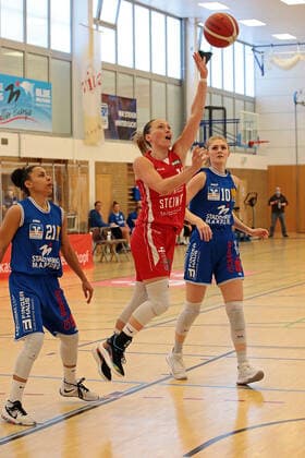 22.04.2021, xovx, Basketball Damen Bundesliga - Playoffs Spiel um Platz 3, Spiel 1, BC pharmaserv Marburg - Herner TC v.l. Rachel Arthur (BC Pharmaserv Marburg), Chloe Bully (Herner TC), Hanna Crymble (BC Pharmaserv Marburg) Marburg Sporthalle Georg Gaßmann Stadion Hessen Deutschland (DE)