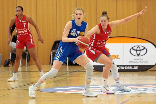 22.04.2021, xovx, Basketball Damen Bundesliga - Playoffs Spiel um Platz 3, Spiel 1, BC pharmaserv Marburg - Herner TC v.l. Dayna Rouse (Herner TC), Hanna Crymble (BC Pharmaserv Marburg), Sarah Polleros (Herner TC) Marburg Sporthalle Georg Gaßmann Stadion Hessen Deutschland (DE)