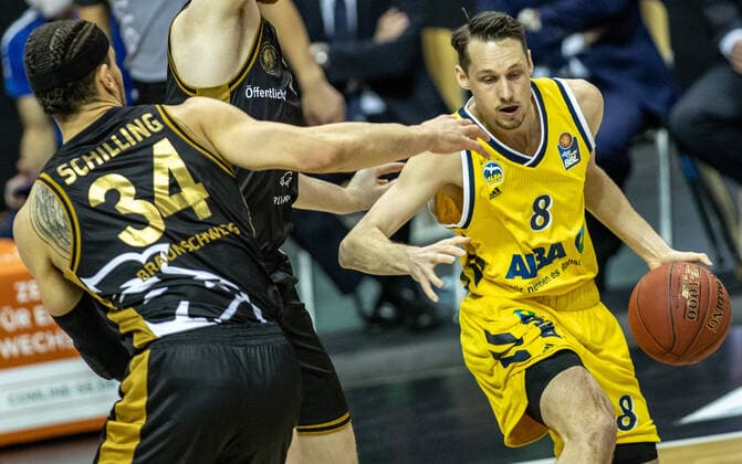 22.04.2021, Berlin, Basketball, 1. Bundesliga, easyCredit BBL, Hauptrunde, 29.Spieltag, Mercedes Benz Arena: ALBA Berlin - Basketball Loewen Braunschweig. Gavin Schilling von Loewen Braunschweig kaempft gegen ALBAs Marcus Eriksson (r) um den Ball. ALBA Berlin - Loewen Braunschweig