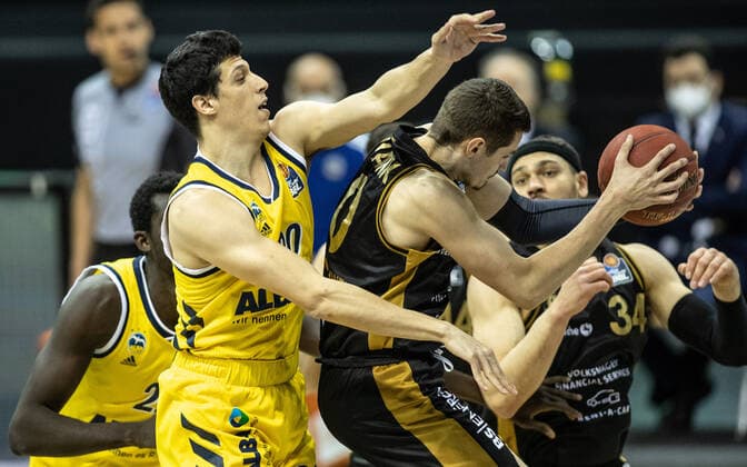 22.04.2021, Berlin, Basketball, 1. Bundesliga, easyCredit BBL, Hauptrunde, 29.Spieltag, Mercedes Benz Arena: ALBA Berlin - Basketball Loewen Braunschweig. ALBAs Simone Fontecchio (l) kaempft gegen Lukas Wank von Loewen Braunschweig um den Ball. ALBA Berlin - Loewen Braunschweig