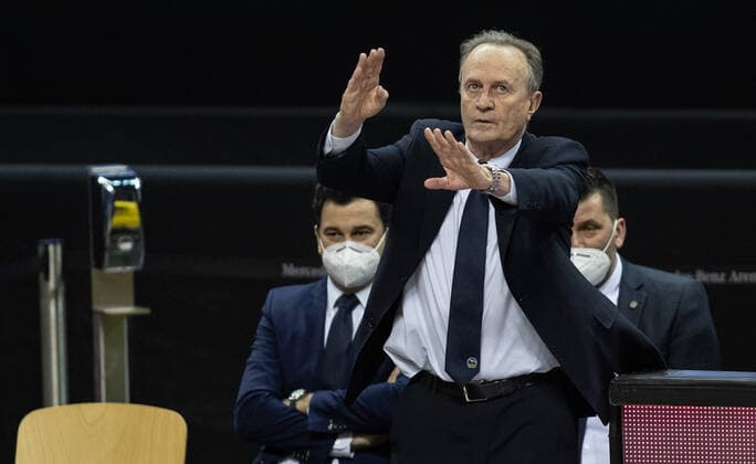 22.04.2021, Berlin, Basketball, 1. Bundesliga, easyCredit BBL, Hauptrunde, 29.Spieltag, Mercedes Benz Arena: ALBA Berlin - Basketball Loewen Braunschweig. ALBAs Head Coach Aito Garcia Reneses steht gestikulierend am Rand des Courts. ALBA Berlin - Loewen Braunschweig