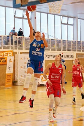 22.04.2021, xovx, Basketball Damen Bundesliga - Playoffs Spiel um Platz 3, Spiel 1, BC pharmaserv Marburg - Herner TC v.l. Theresa Simon (BC Pharmaserv Marburg), Kristina Topuzovic (Herner TC) Marburg Sporthalle Georg Gaßmann Stadion Hessen Deutschland (DE)