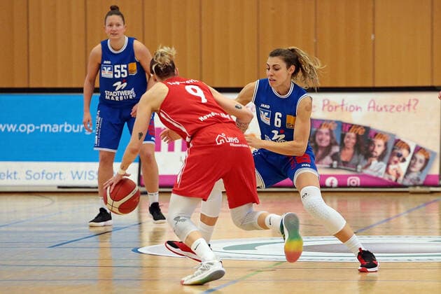 22.04.2021, xovx, Basketball Damen Bundesliga - Playoffs Spiel um Platz 3, Spiel 1, BC pharmaserv Marburg - Herner TC v.l. Stephanie Wagner (BC Pharmaserv Marburg), Kristina Topuzovic (Herner TC), Theresa Simon (BC Pharmaserv Marburg) Marburg Sporthalle Georg Gaßmann Stadion Hessen Deutschland (DE)