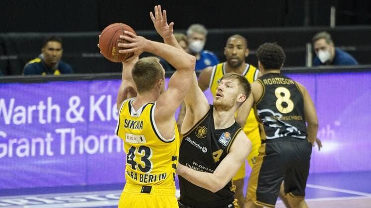 v.l. Luke Sikma - Alba 43, Luc van Slooten - Braunschweig 4, 22.04.2021, BBL, Alba Berlin vs Basketball Loewen Braunschweig, in der Mercedes Benz Arena, GER, Berlin, 22.04.2021, BBL, Alba vs Basketball Loewen Braunschweig Berlin Copyright: xUwexKoch Eibner-Pressefotox EP_UKH