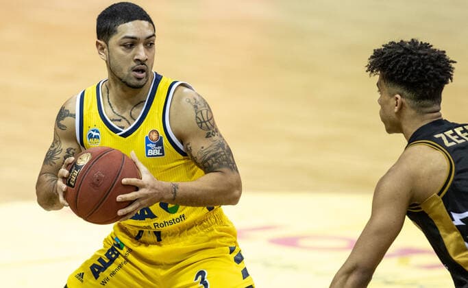 22.04.2021, Berlin, Basketball, 1. Bundesliga, easyCredit BBL, Hauptrunde, 29.Spieltag, Mercedes Benz Arena: ALBA Berlin - Basketball Loewen Braunschweig. ALBAs Peyton Siva (l) kaempft gegen Garai Zeeb von Loewen Braunschweig um den Ball. ALBA Berlin - Loewen Braunschweig
