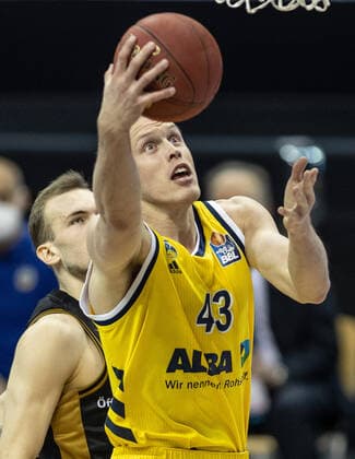 22.04.2021, Berlin, Basketball, 1. Bundesliga, easyCredit BBL, Hauptrunde, 29.Spieltag, Mercedes Benz Arena: ALBA Berlin - Basketball Loewen Braunschweig. ALBAs Luke Sikma springt mit dem Ball zum Korb. ALBA Berlin - Loewen Braunschweig