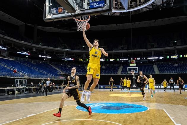 Basketball Berlin 22.04.2021 1. Bundesliga easyCredit-BBL BBL Saison 2020 2021 Alba Berlin - Basketball Löwen Braunschweig Tim Schneider (Alba Berlin, No.10) Arnas Velicka (Braunschweig, No.24)