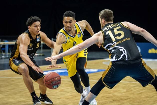 Basketball Berlin 22.04.2021 1. Bundesliga easyCredit-BBL BBL Saison 2020 2021 Alba Berlin - Basketball Löwen Braunschweig Maodo Lo (Alba Berlin, No.00) Martin Peterka (Braunschweig, No.15) James Robinson (Braunschweig, No.08)