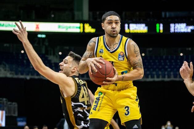 Basketball Berlin 22.04.2021 1. Bundesliga easyCredit-BBL BBL Saison 2020 2021 Alba Berlin - Basketball Löwen Braunschweig Peyton Siva (Alba Berlin, No.03) Benedikt Turudic (Braunschweig, No.44)