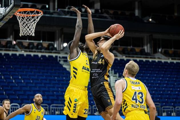 Basketball Berlin 22.04.2021 1. Bundesliga easyCredit-BBL BBL Saison 2020 2021 Alba Berlin - Basketball Löwen Braunschweig Benedikt Turudic (Braunschweig, No.44) Christ Koumadje (Alba Berlin, No.21) Luke Sikma (Alba Berlin, No.43)