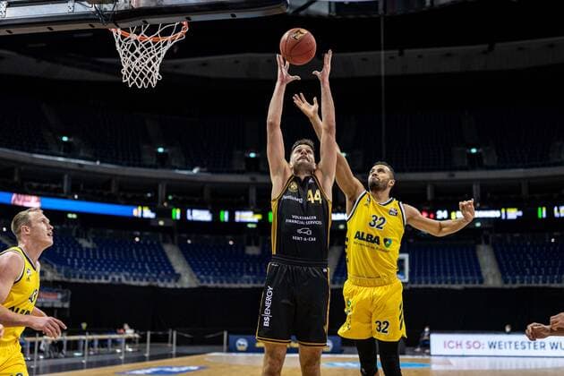 Basketball Berlin 22.04.2021 1. Bundesliga easyCredit-BBL BBL Saison 2020 2021 Alba Berlin - Basketball Löwen Braunschweig Benedikt Turudic (Braunschweig, No.44) Johannes Thiemann (Alba Berlin, No.32)
