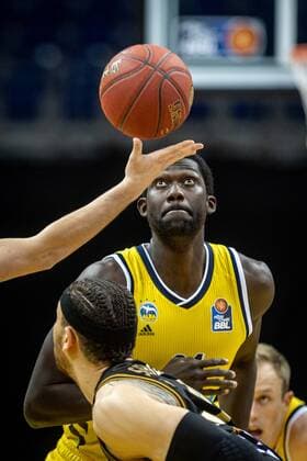 Basketball Berlin 22.04.2021 1. Bundesliga easyCredit-BBL BBL Saison 2020 2021 Alba Berlin - Basketball Löwen Braunschweig Christ Koumadje (Alba Berlin, No.21) Gavin Schilling (Braunschweig, No.34) Tip off