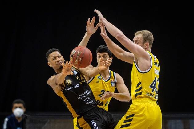Sport Bilder des Tages Basketball Berlin 22.04.2021 1. Bundesliga easyCredit-BBL BBL Saison 2020 2021 Alba Berlin - Basketball Löwen Braunschweig Karim Jallow (Braunschweig, No.35) Simone Fontecchio (Alba Berlin, No.20) Luke Sikma (Alba Berlin, No.43)