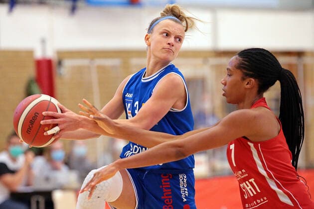 22.04.2021, xovx, Basketball Damen Bundesliga - Playoffs Spiel um Platz 3, Spiel 1, BC pharmaserv Marburg - Herner TC v.l. Alexandra Wilke (BC Pharmaserv Marburg), Dayna Rouse (Herner TC) Marburg Sporthalle Georg Gaßmann Stadion Hessen Deutschland (DE)