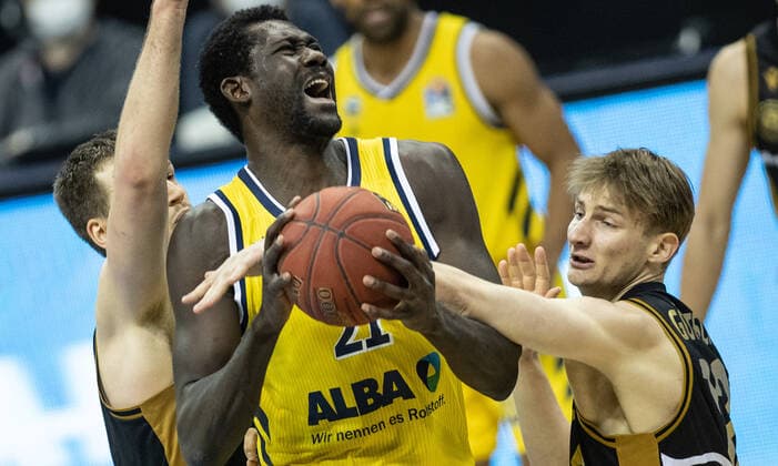 22.04.2021, Berlin, Basketball, 1. Bundesliga, easyCredit BBL, Hauptrunde, 29.Spieltag, Mercedes Benz Arena: ALBA Berlin - Basketball Loewen Braunschweig. ALBAs Jean Marc Christ Koumadje (M) kaempft gegen Jannik Goettsche von Loewen Braunschweig um den Ball. ALBA Berlin - Loewen Braunschweig