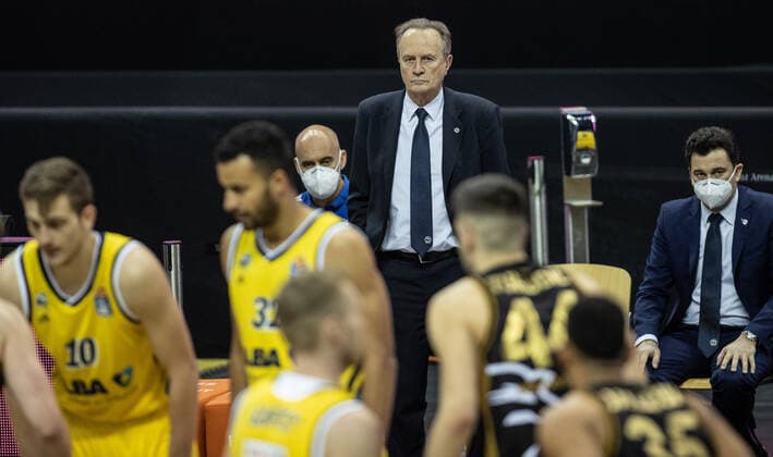 22.04.2021, Berlin, Basketball, 1. Bundesliga, easyCredit BBL, Hauptrunde, 29.Spieltag, Mercedes Benz Arena: ALBA Berlin - Basketball Loewen Braunschweig. ALBAs Athletiktrainer Pepe Silva Moreno (l-r), Head Coach Aito Garcia Reneses und Co-Trainer Israel Gonzalez verfolgen das Spiel. ALBA Berlin - Loewen Braunschweig