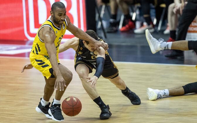 22.04.2021, Berlin, Basketball, 1. Bundesliga, easyCredit BBL, Hauptrunde, 29.Spieltag, Mercedes Benz Arena: ALBA Berlin - Basketball Loewen Braunschweig. ALBAs Jayson Granger (l) kaempft gegen Lukas Wank von Loewen Braunschweig um den Ball. ALBA Berlin - Loewen Braunschweig