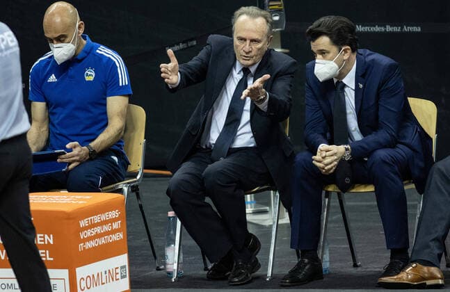 22.04.2021, Berlin, Basketball, 1. Bundesliga, easyCredit BBL, Hauptrunde, 29.Spieltag, Mercedes Benz Arena: ALBA Berlin - Basketball Loewen Braunschweig. ALBAs Athletiktrainer Pepe Silva Moreno (l-r), Head Coach Aito Garcia Reneses und Co-Trainer Israel Gonzalez verfolgen das Spiel. ALBA Berlin - Loewen Braunschweig