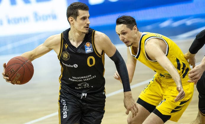 22.04.2021, Berlin, Basketball, 1. Bundesliga, easyCredit BBL, Hauptrunde, 29.Spieltag, Mercedes Benz Arena: ALBA Berlin - Basketball Loewen Braunschweig. Lukas Wank von Loewen Braunschweig kaempft gegen ALBAs Marcus Eriksson (r) um den Ball. ALBA Berlin - Loewen Braunschweig