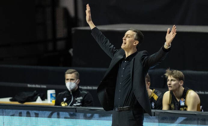 22.04.2021, Berlin, Basketball, 1. Bundesliga, easyCredit BBL, Hauptrunde, 29.Spieltag, Mercedes Benz Arena: ALBA Berlin - Basketball Loewen Braunschweig. Head Coach Pete Strobl von Loewen Braunschweig steht gestikulierend am Rand des Courts. ALBA Berlin - Loewen Braunschweig