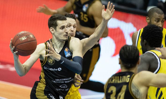 22.04.2021, Berlin, Basketball, 1. Bundesliga, easyCredit BBL, Hauptrunde, 29.Spieltag, Mercedes Benz Arena: ALBA Berlin - Basketball Loewen Braunschweig. Lukas Wank (l) von Loewen Braunschweig kaempft gegen ALBAs Marcus Eriksson um den Ball. ALBA Berlin - Loewen Braunschweig